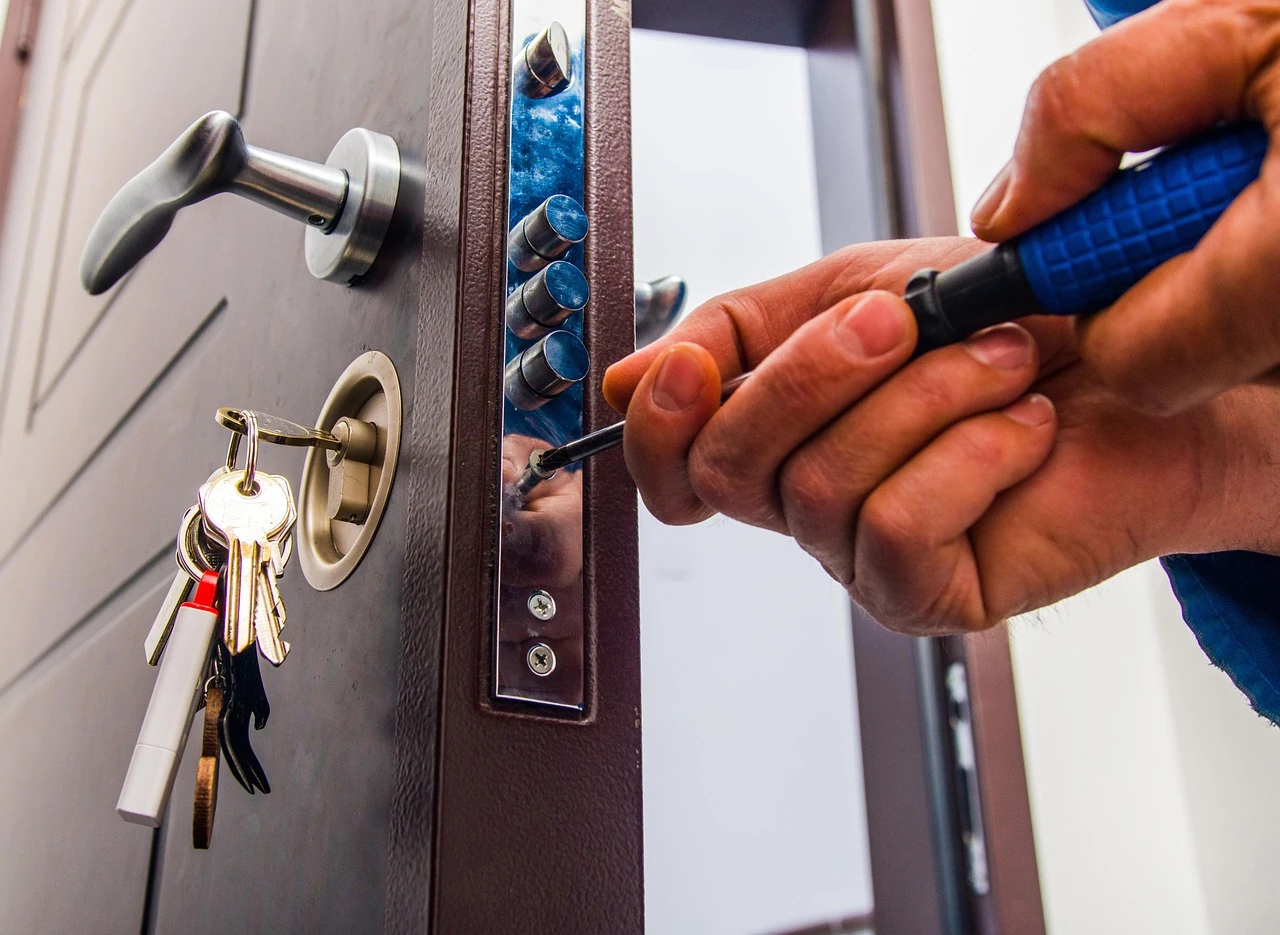 We can replace and install a wide range of locks, hardware and furniture on doors, windows, security screens, gates and more at your property.